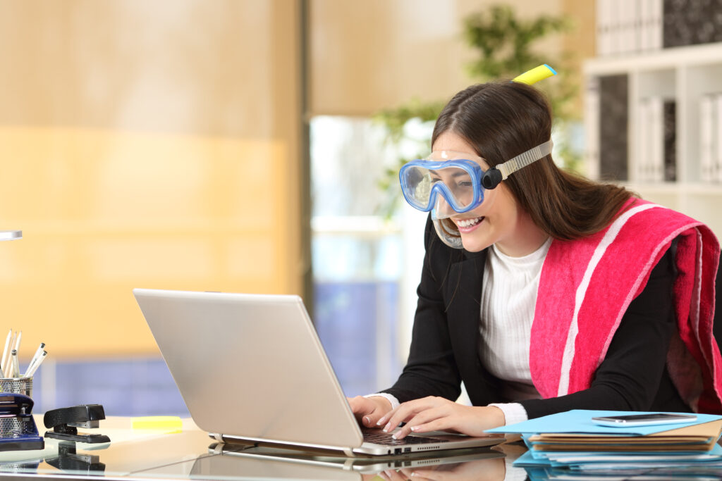 Femme travaillant à son bureau pendant l'été