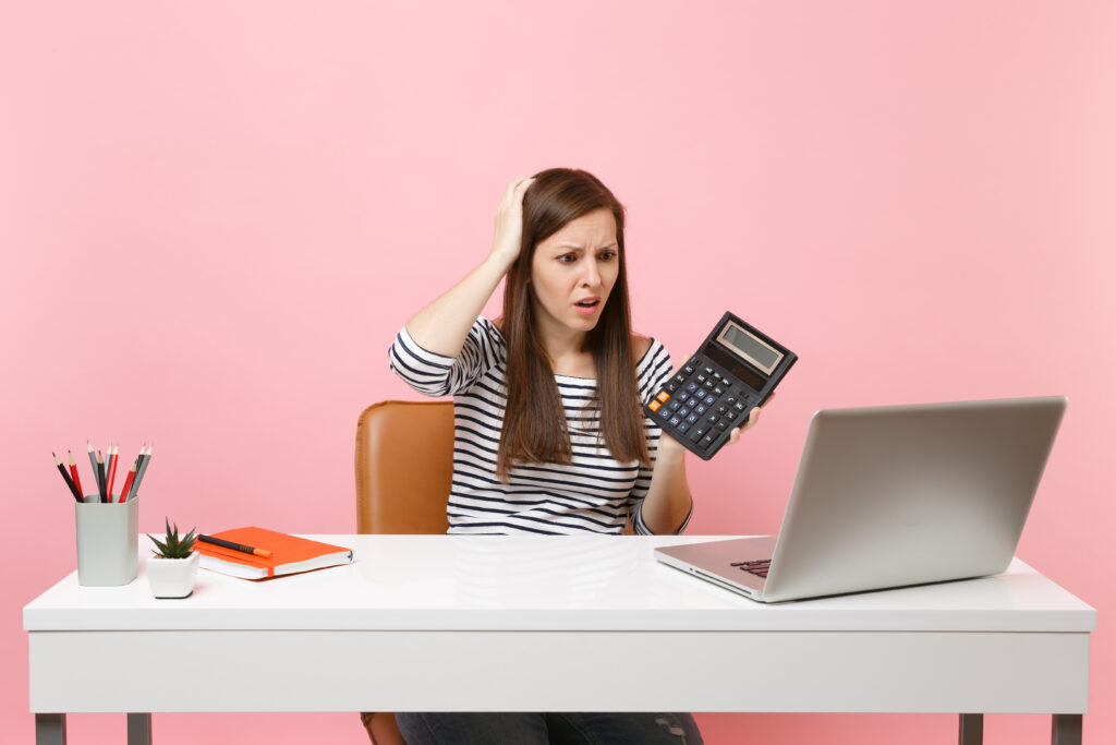 jeune femme avec une calculatrice